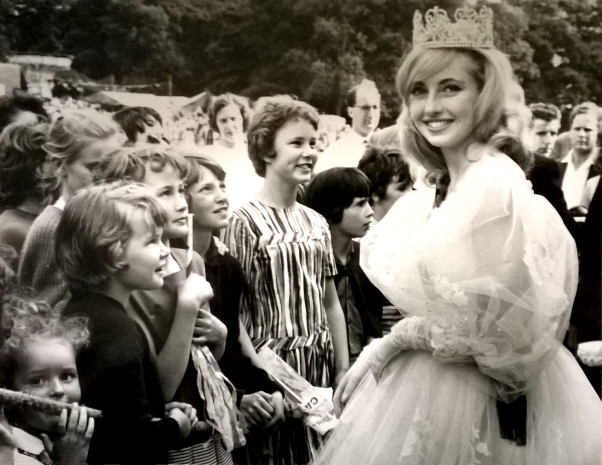 Meeting the fans Meeting the fans